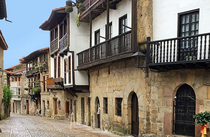 Viajar en Navidad a Santillana del Mar en autocaravana